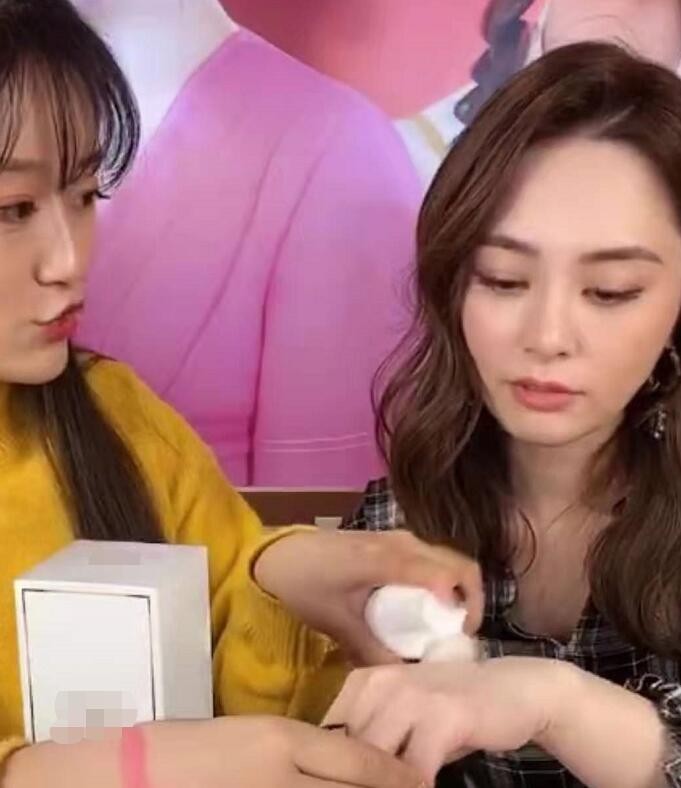 阿娇直播间卖货