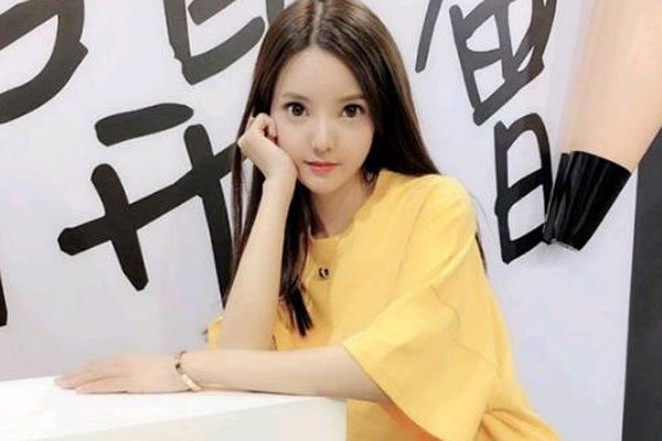 陌陌洪小乔个人资料 以网红身份登上戛纳红毯秀