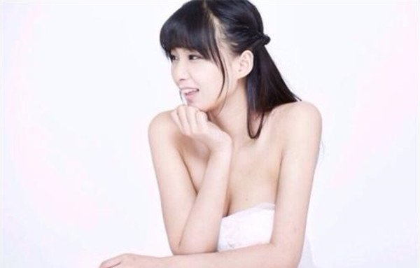 戚蓝尹是做什么的 竞迹裙子穿的短侧身露出打底裤