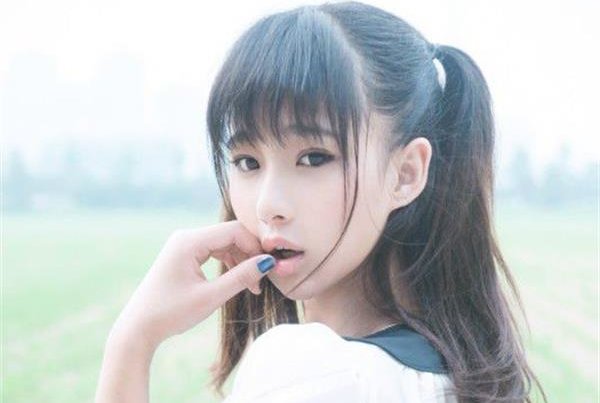 戚蓝尹是做什么的 竞迹裙子穿的短侧身露出打底裤