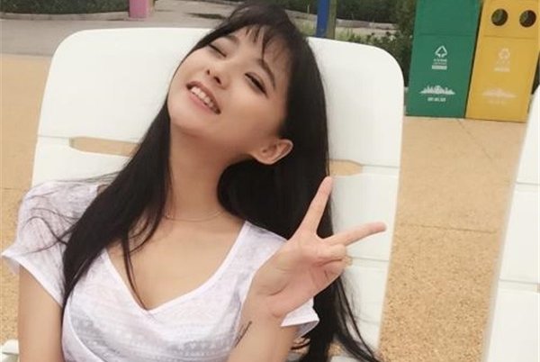 戚蓝尹是做什么的 竞迹裙子穿的短侧身露出打底裤