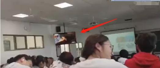 辅导员课堂上发不雅视频